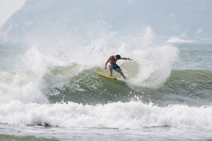 With one day before the start of the ISA China Cup, Brazil's Deivid Silva warmed up at Riyue Bay's perfect lefts. Photo: ISA/Rommel Gonzales