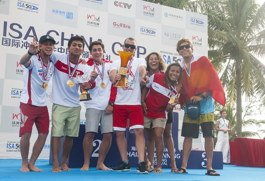 Team Peru, with their Team Gold Medals and holding the ISA China Cup Team Trophy. Photo: ISA/Gonzales