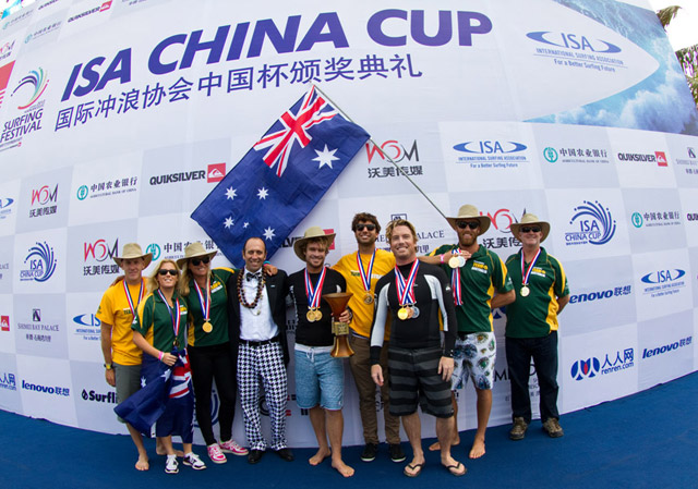 El Presidente de la ISA, Fernando Aguerre, con la primera nación ganadora de la Medalla de Oro por Equipos de la ISA China Cup, Australia. Ocho equipos nacionales, incluyendo al campeón defensor, han sido invitados al próximo evento en enero de 2013.