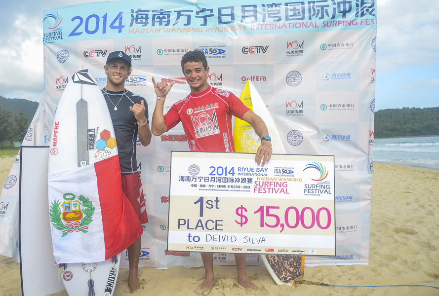 Deivid Silva (right), winner of the Hainan Classic with his $15,000 check next to Miguel Tudela (left), who came in second place and won $7,500. Photo: Li Yuan Long
